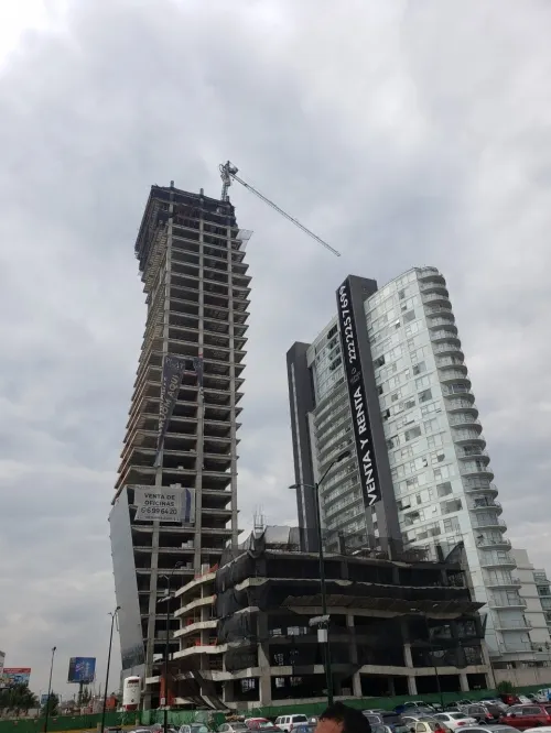 Rehabilitan grúa que tenía riesgo de colpsar en edificio de zona de Lomas de Angelópolis