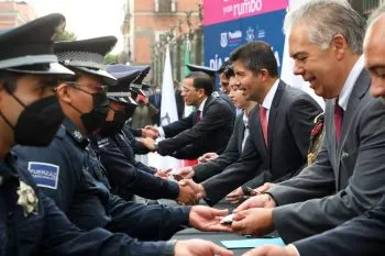 Eduardo Rivera Pérez entrega condecoraciones en el marco del Día del Policía