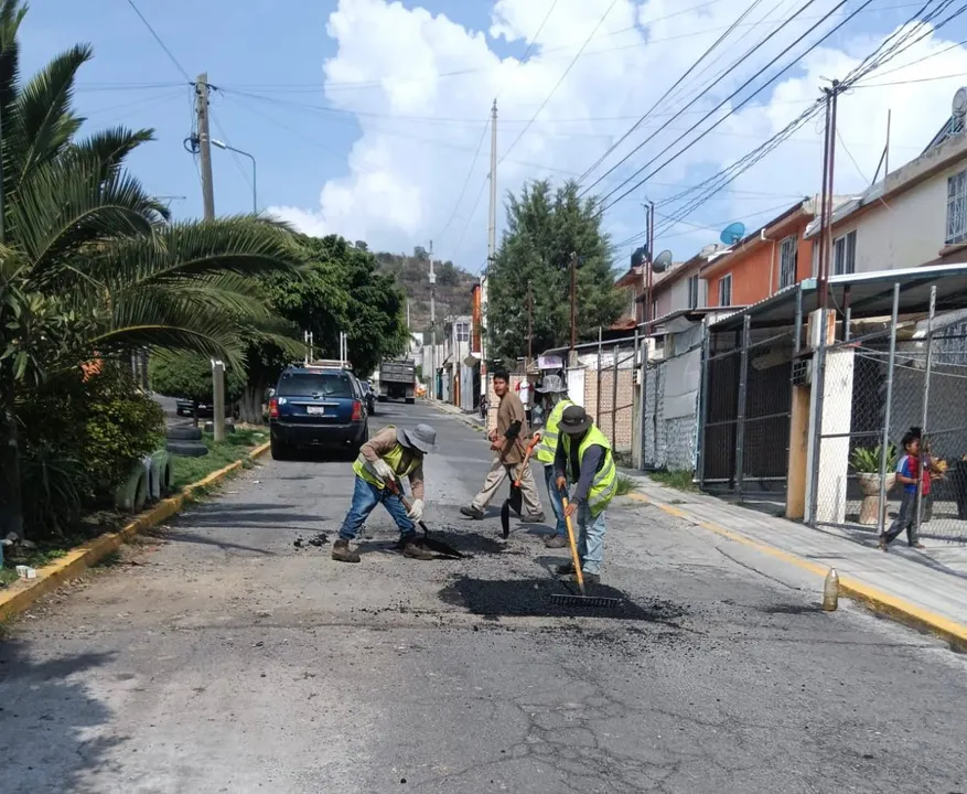 Avanza el programa de bacheo impulsado por la presidenta Ariadna Ayala en Atlixco