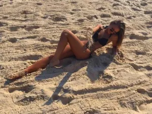 Una árbitro causa furor por su belleza