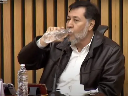 Noroña se niega a usar cubrebocas y se queda solo en recinto del INE