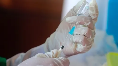 Vacuna contra COVID-19 de AstraZeneca alcanza fase 3 de pruebas, anuncia Trump