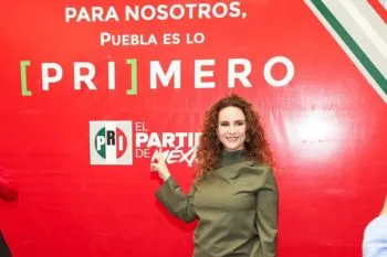Alcalde da la bienvenida a Nancy de la Sierra en el Frente Amplio por Puebla