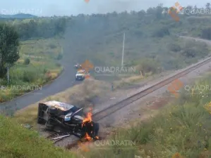 Normalistas queman vehículos y bloquean vías en Tiripetío