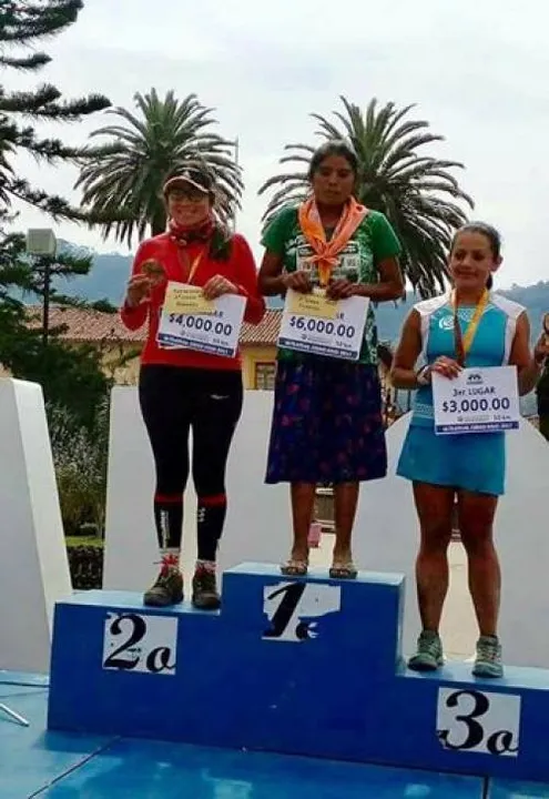 Con sandalias y en falda, mujer tarahumara gana ultramaratón en Puebla