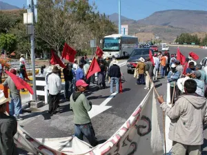 Normalistas toman caseta Palo Blanco