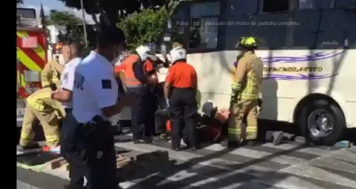 Transporte público atropella a mujer de la tercera edad en la Avenida Reforma