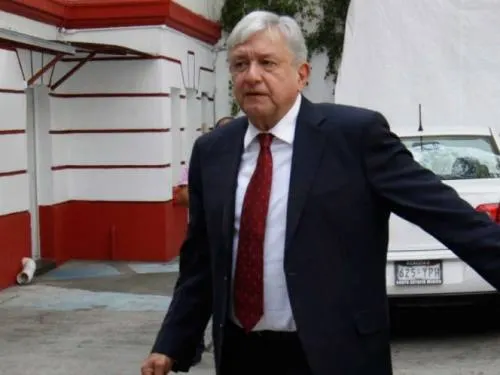 Llevan serenata a López Obrador para atender problemas que aquejan a niños