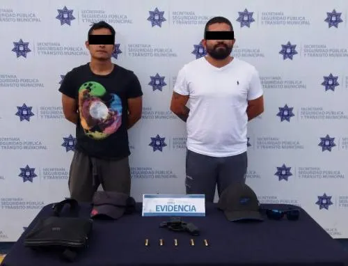 Detiene policía a cuatro personas por portación ilegalde arma de fuego  e instrumento prohibido