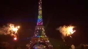 Torre Eiffel se pinta de colores