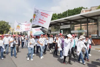 Más de 3 mil trabajadores del sector salud protestan en Puebla por desabasto de medicamentos y falta de bases