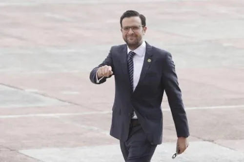 Por servir a dos jefes, diputado Piña votó a favor y en contra de la Ley de Seguridad Interna