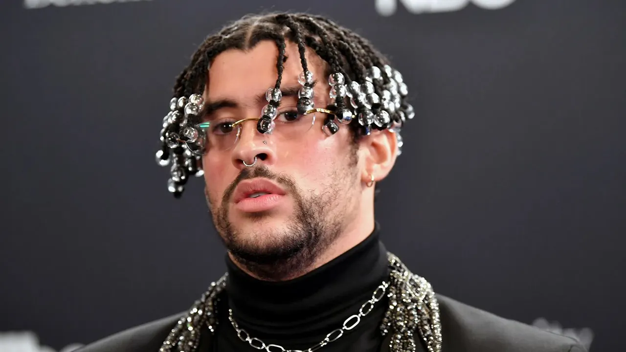 Bad Bunny sorprendido al reencontrar a fan de sus XV años en concierto
