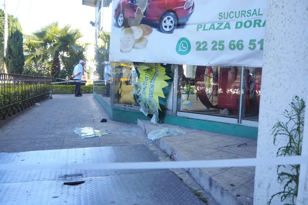 Vandalizan casa de empeño ubicada en plaza Dorada