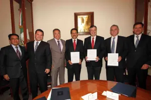 Firma Esparza convenio con Banamex para becas a alumnos de excelencia