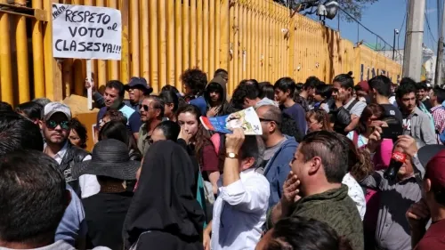 Alumnos de Prepa 9 se enfrentan con paristas; piden entregar el plantel
