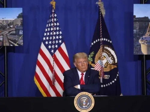 ‘Hombres de negro’ y ‘sombras tenebrosas’: Trump acusa golpe de Estado