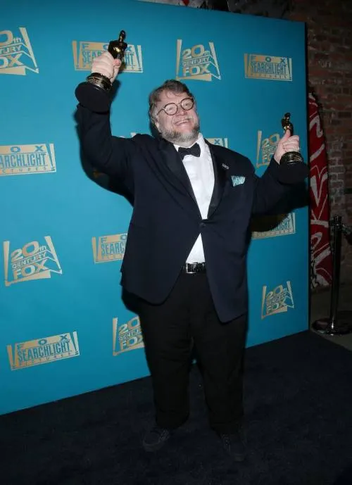 Del Toro, Derbez y su momento de fraternidad entre mexicanos emociona en la red
