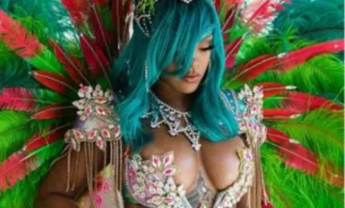 Rihanna luce ardiente figura en carnaval de Barbados (+fotos)