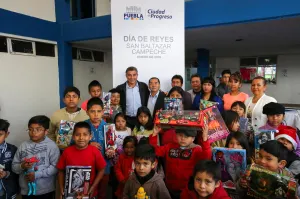 Gali reparte juguetes en San Baltazar Campeche