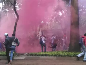 ‘Anarquistas’ marchan realizando pintas; policías los vigilan