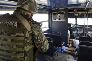 Ejecutan a tres en un microbús en Acapulco