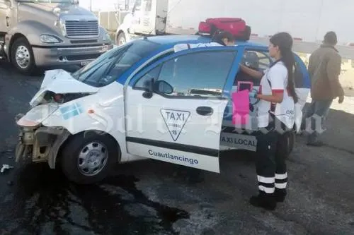 Choque entre un taxista y una pipa deja una persona herida