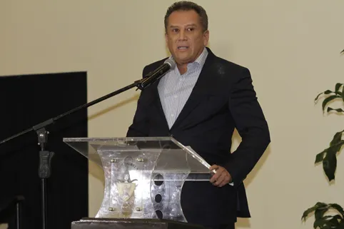 Entregan voceadores reconocimiento al rector de la BUAP