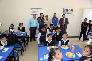 SMDIF beneficia a más niños poblanos con desayunadores escolares