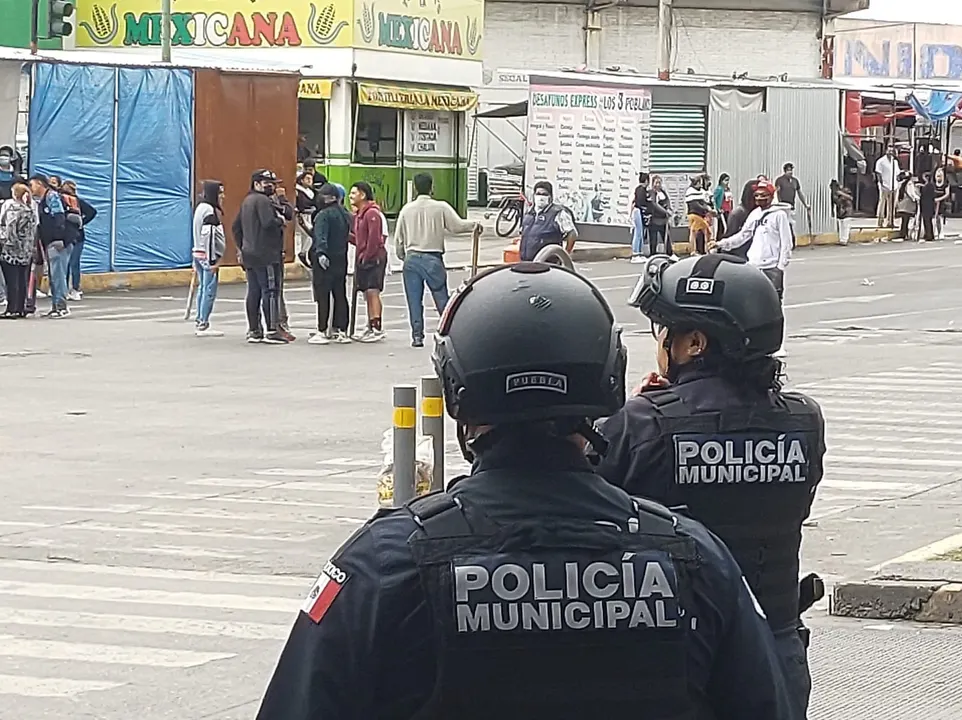 VIDEO Corren a polis de los mercados Hidalgo y Unión para evitar operativo