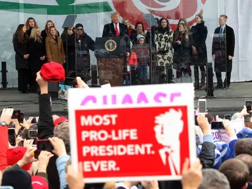 Trump participa en marcha antiaborto con ‘profundo honor’