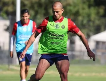 Al parecer Chicharito Hernández podría debutar antes de lo esperado con el conjunto de Chivas