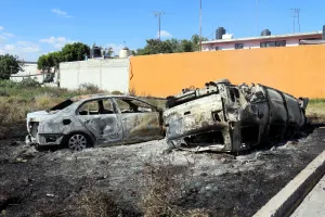 Granaderos y pobladores de Tlanepantla se enfrentan; reportan autos quemados
