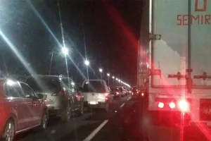 Manifestantes cierran autopista con sentido a Veracruz por alza al combustible