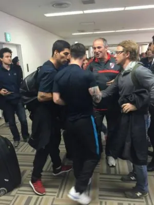 Messi recibe escupitajo y responde con golpe