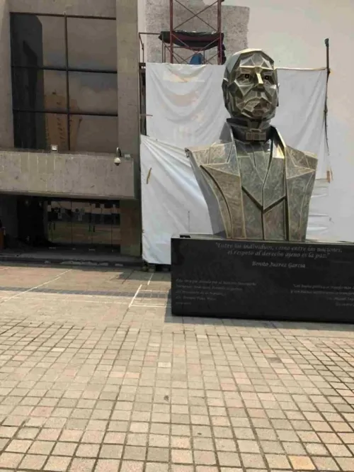 Bautizan explanada de la Segob con el nombre de Leona Vicario