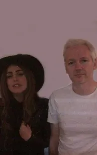 Lady Gaga visita a Julian Assange