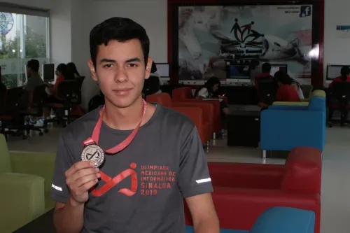 Alumno del Bachillerato Internacional 5 de Mayo gana medalla de plata