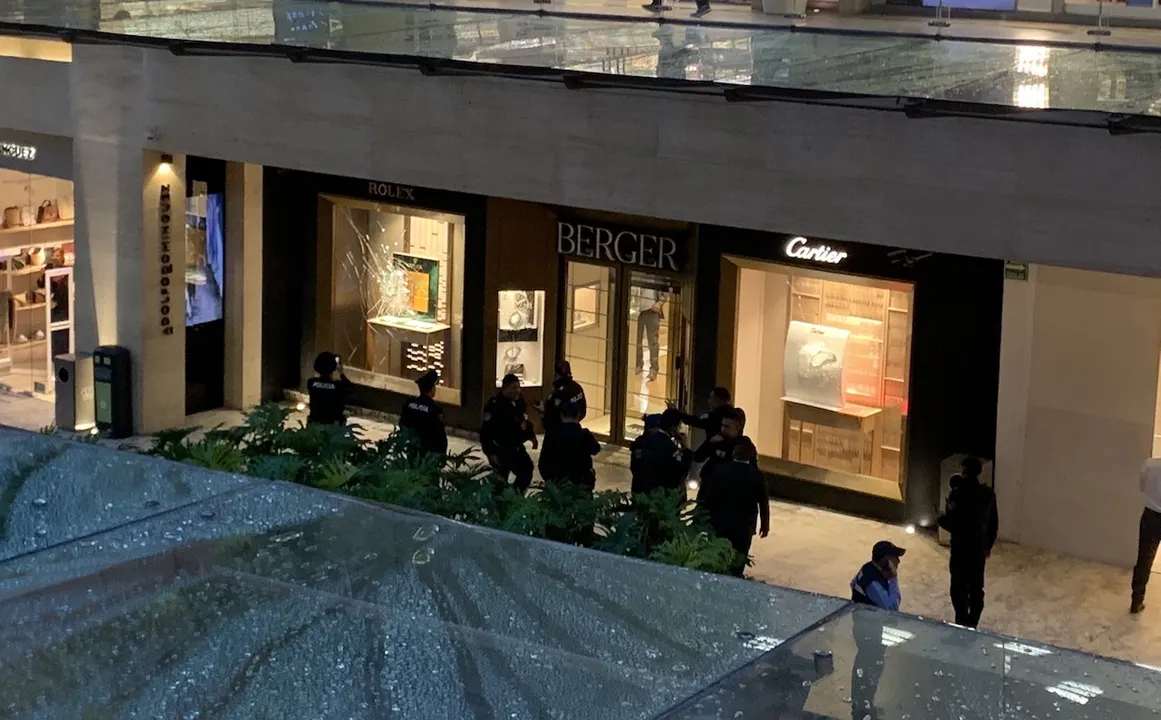 Sujetos roban joyería de Plaza Antara