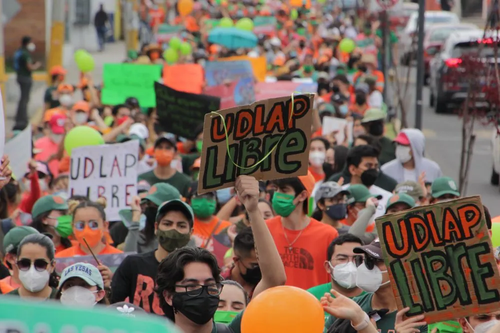 Demandan alumnos de la UDLAP reabrir campus y aulas