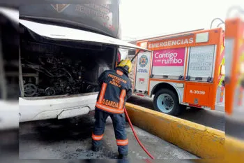 Pasajeros de la Línea 1 de la RUTA la vieron cerca, se incendió el autobús en el que viajaban