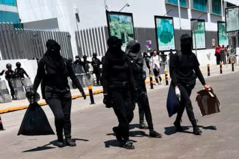 Mujeres encapuchadas encabezan la marcha radical feminista frente a la Fiscalía de Puebla