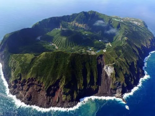 Conoce la exótica isla japonesa que alberga un pueblo en el cráter de un volcán activo