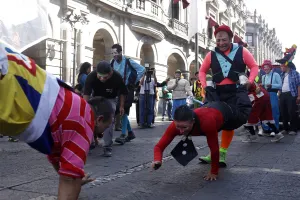 Payasos piden los dejen trabajar en calles del Centro Histórico