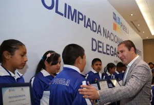 Felicita RMV estudiantes de Olimpiada Nacional del Conocimiento 2015
