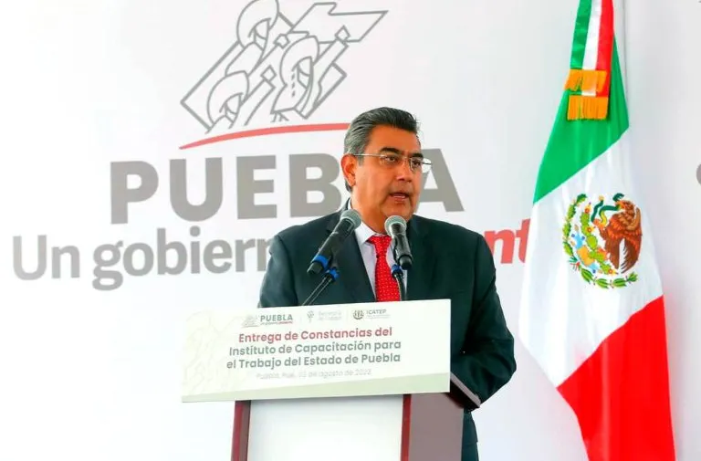 La casa tiene un hoyo y Sergio Salomón tiene que limpiarla