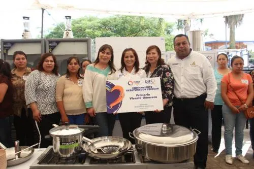 Dinorah López lleva apoyos a Tenampulco