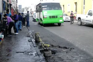 Banquetas de la 10 Poniente, trampas para peatones