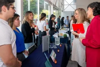 Nutriólogas de la Ibero Puebla presentan productos saludables y sustentables en expo
