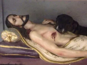 Perrita que duerme en los brazos de Cristo conmueve esta Navidad